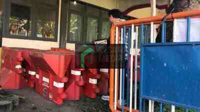 Barikade pembatas jalan