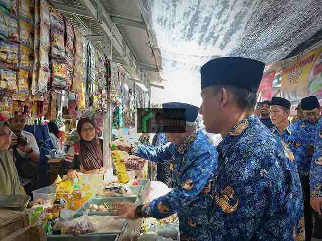 Bupati Blitar Memeriksa Harga Kebutuhan Pokok di Pasar Tradisional Menjelang Natal dan Tahun Baru