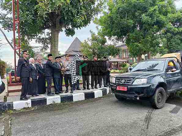 Bupati Blitar Rijanto Memberangkatkan Tim Unit Reaksi Cepat URC Penambal Jalan Berlubang