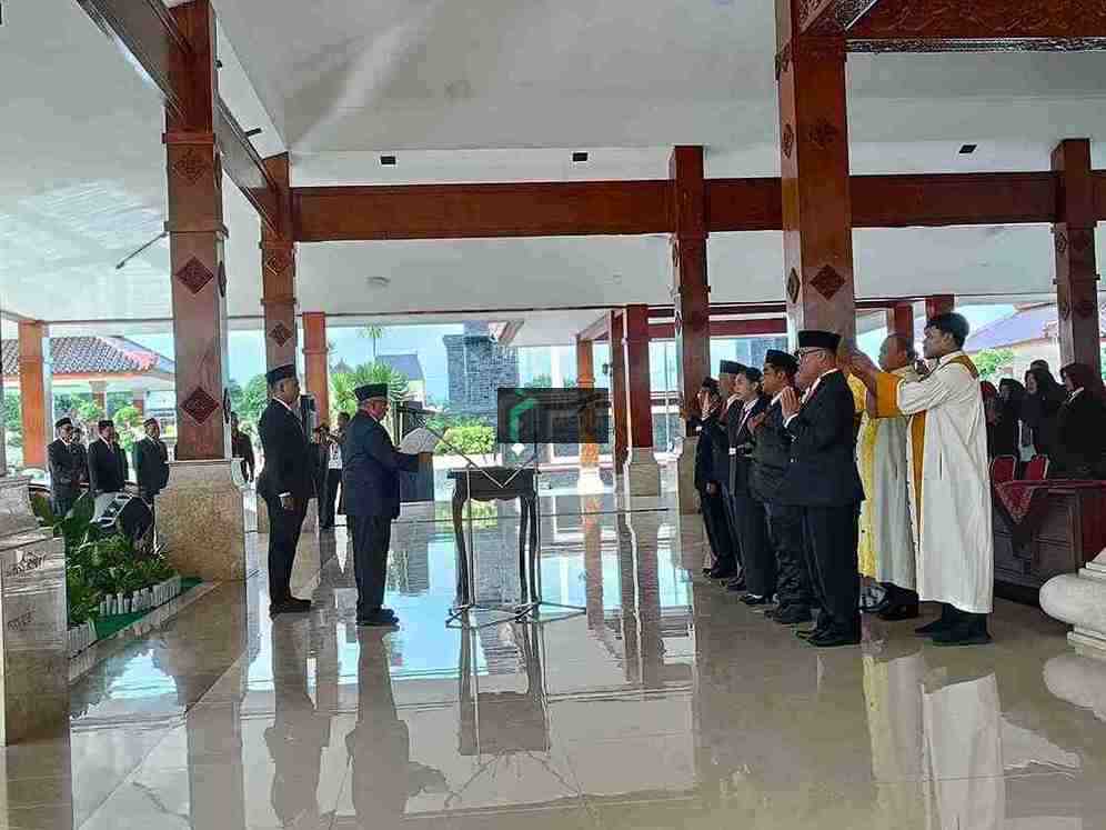 Bupati Blitar Rijanto Mengambil Sumpah Janji 415 Kepala Sekolah di Kabupaten Blitar