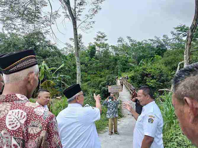 Bupati Blitar Rijanto Meninjau Jembatan