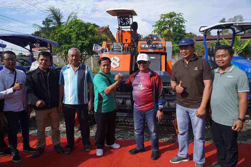 Bupati Blitar Rijanto Menyerahkan Alsintan untuk Kelompok Tani