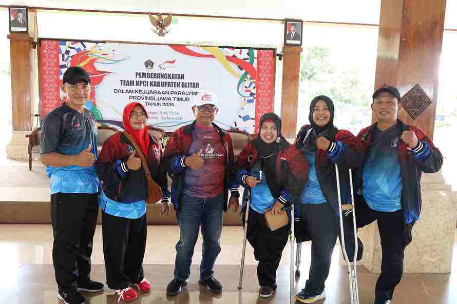 Bupati Blitar Rijanto saat Memberangkatkan Atlet NPCI Kabupaten Blitar ke Paralimpiade Jatim 2025
