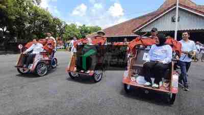 Bupati Purworejo Hj Yuli Hastuti SH Mencoba Keliling Kota dengan Becak Listrik Bantuan Presiden Prabowo