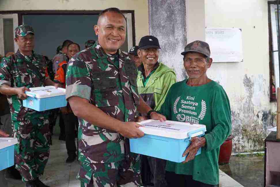 Danrem 081DSJ Kolonel Arm Untoro Hariyanto meninjau progres pembangunan Koperasi DesaKelurahan Merah Putih KDKMP di Desa Krisik Kecamatan Gandusari Kabupaten Blitar Sabtu 6122025