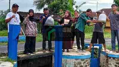 Forum Komunikasi Mahasiswa Purworejo FKMP Tebar Bibit Ikan di Saluran Irigasi Sambeng Kecamatan Bayan Kabupaten Purworejo