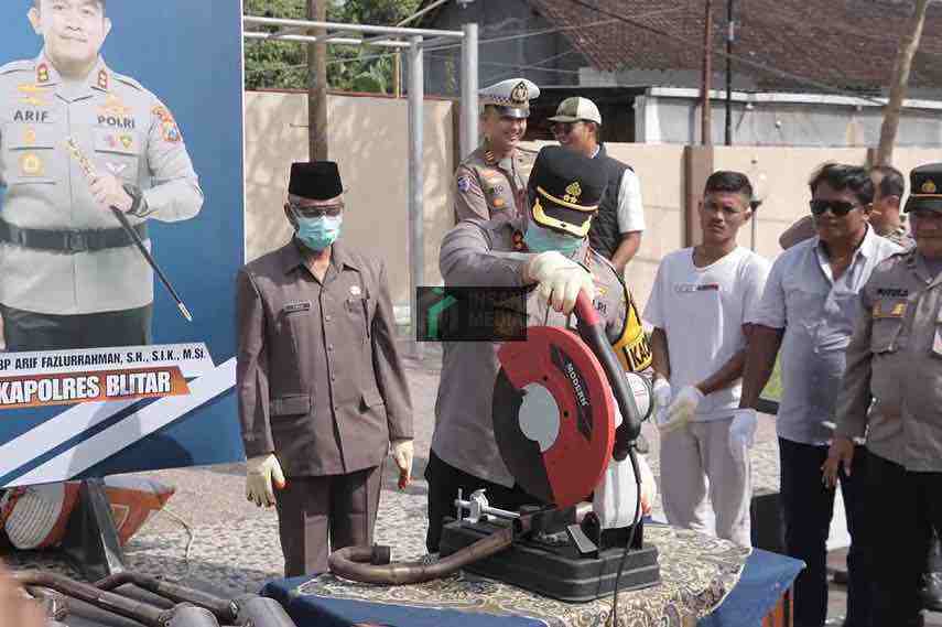 Kapolres Blitar AKBP Arif Fazlurrahman Memusnahkan Knalpot Brong