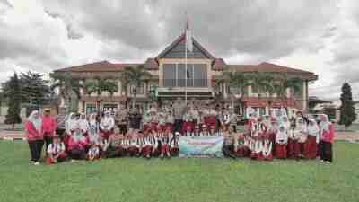 SDN Pojok 01 Garum Berkunjung ke Mapolres Blitar, Ingin Tahu Tugas Kepolisian