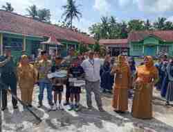 Kapolsek Prembun Bersama Forkopimcam Beri Apresiasi untuk Siswa Berprestasi