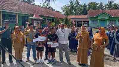 Kapolsek Prambun AKP Tugiman Memberikan Penghargaan pada Siswa Berprestasi di Bidang Olahraga Bola Boli Pasir Pantai SD Sambirkadipaten