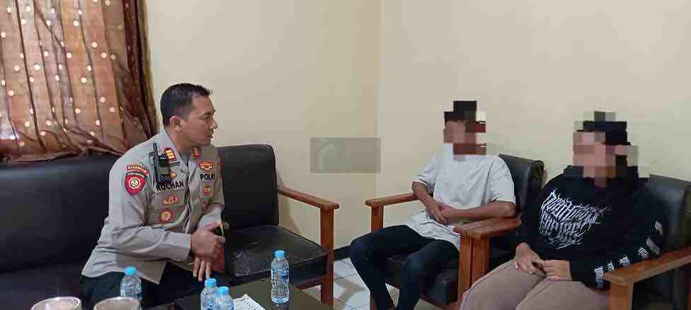 Miris, 2 Pelajar Terduga Pelaku Pembuangan Bayi di Udanawu Kapolsek Udanawu AKP Achmad Rochan Bersama Terduga Orang Tua Pembuangan Bayi di Udanawu