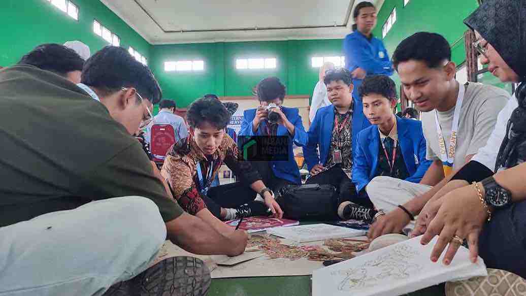 Mahasiswa UNP Kediri dan Universiti Teknologi PETRONAS UTP Malaysia Membuat Batik Wayang