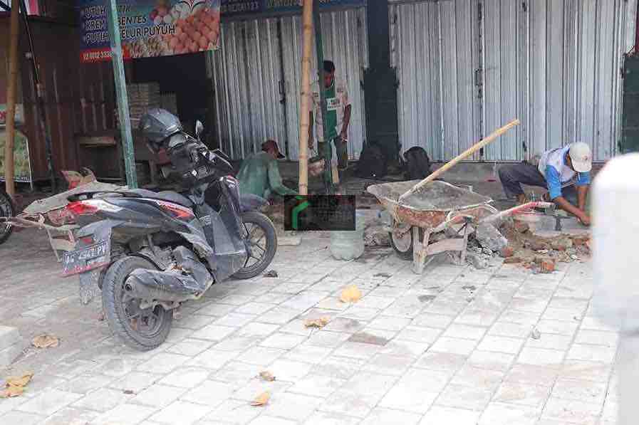 Pamasangan Paving di Pasar Loak Kota Blitar