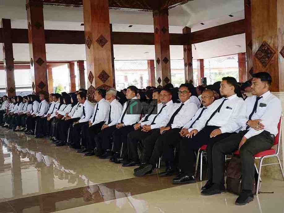 Para Pegawai Pemerintah dengan Perjanjian Kerja PPPK Menerima SK