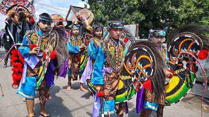 Parade Budaya 2025, Cara Mbak Dinayana Anggota DPRD Pertahankan Eksistensi Budaya Lokal Kota Kediri Parade Budaya 2025 Kota Kediri