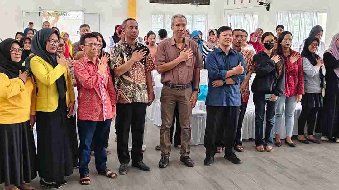 Pedagang Kelurahan Banjar Melati mengikuti kegiatan Seminar Halal dan Bazar UMKM