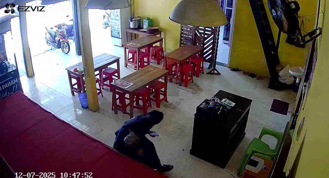 Pencurian Emas di Warung Senilai Rp10 Juta, Pelaku Terekam CCTV Pelaku Pencurian di Warung Terekam CCTV