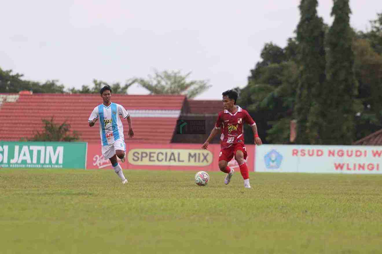 Pemain PSBI Blitar saat Menghadapi Pemain Persenga Nganjuk di Stadion Panataran dengan Skor 2 1 untuk Persenga Nganjuk