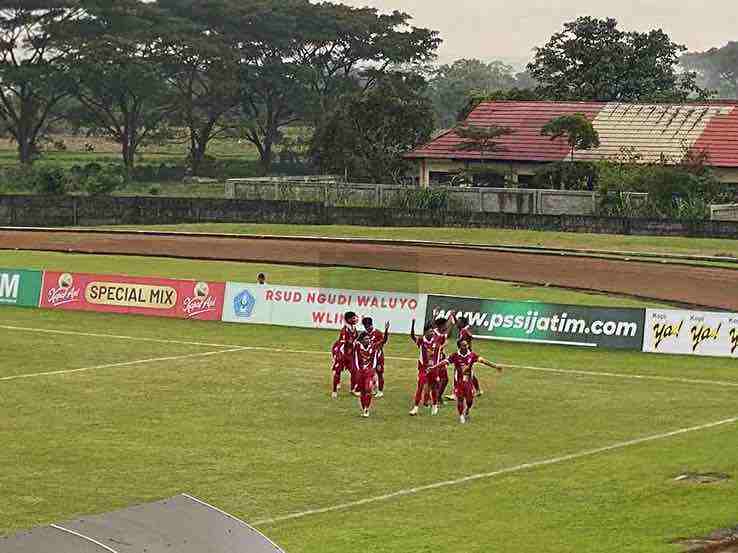 Pemain PSBI Merayakan Gol ke Gawang Blitar Poetra FC