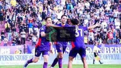 Pemain Persik Kediri Merayakan Gol dari Persis Solo di Stadion Brawijaya Kota Kediri