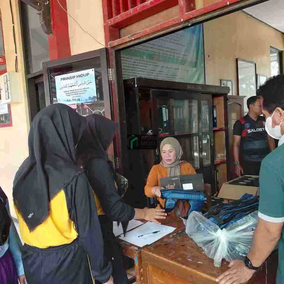 Pembagian Seragam Sekolah bagi Siswa di Kota Blitar 3