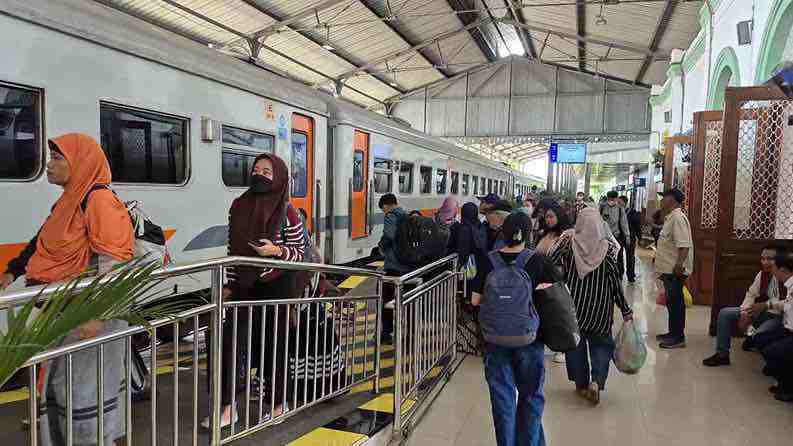 Pada 2025, Penumpang Kereta Api di Daop 7 Madiun Meningkat 9 Persen di Bandingkan Tahun Sebelumnya Penumpang KA Brantas