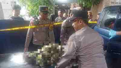 Petugas Mengevakuasi Jenazah Korban dari dalam Mobil