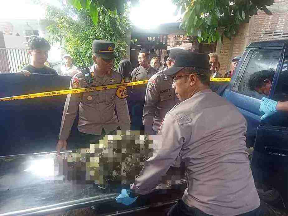 Petugas Mengevakuasi Jenazah Korban dari dalam Mobil