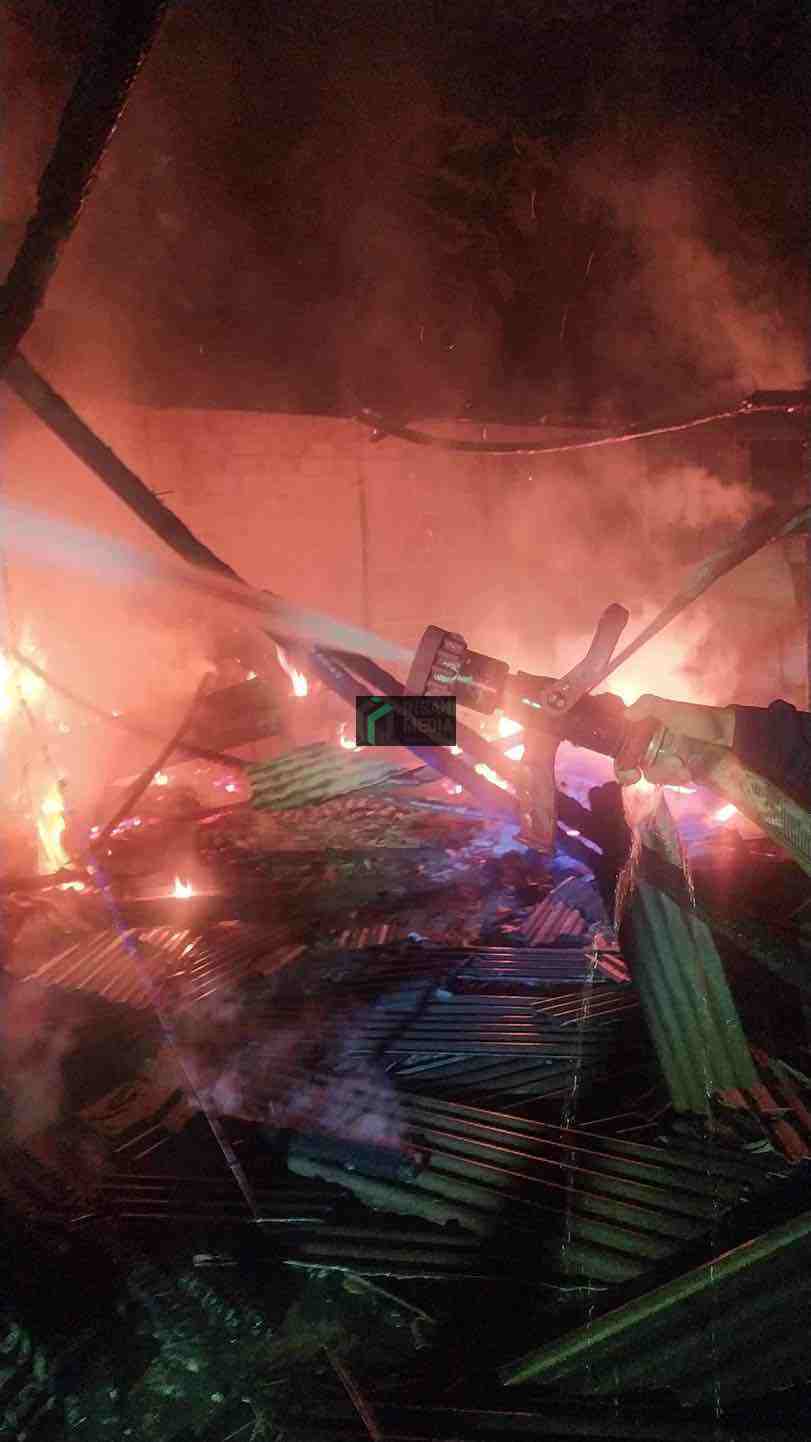 Kebakaran Landa Kandang Bebek di Desa Ngaglik hingga Ludes, Pemilik Rugi Puluhan Juta Rupiah Petugas Pemadam Kebakaran Memadamkan Api yang Membakar Kadang Bebek di Desa Ngaglik Kecamatan Srengat