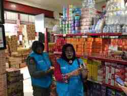 Jelang Nataru, Dinkes Kota Blitar Sidak Swalayan, Temukan Produk Tidak Layak Konsumsi