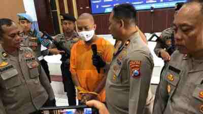 Satreskrim Polres Blitar Kota Menangkap Muhamad Julio Pendi Pratama usia 29 tahun warga Sukorejo Kota Blitar karena Kasus Pencurian Emas di Rumah Warga di Desa Kemloko