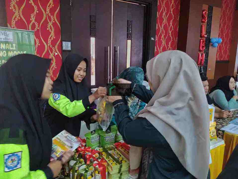 Siswa SMK Islam Anharul Ulum Memperkenalkan Produknya Mocaf