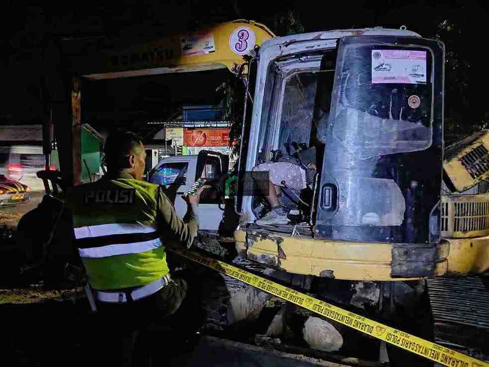 Sopir Ekskavator Meninggal Dalam Kabin di Lokasi Proyek Kecamatan Sukorejo, Kota Blitar Sopir Ekskavator Meninggal Dunia dalam Kabin Alat Beratnya saat Mengerjakan Proyek di Kecamatan Sukorejo Kota Blitar