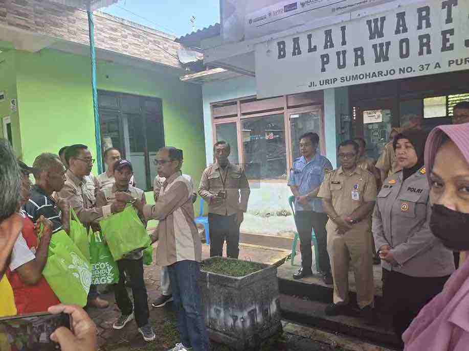 Satu Dasawarsa Pewarta Purworejo, Santuni Anak Ayatim dan Warga Kurang Mampu Tasyakuran 1 Dasawarsa Perwarta Purworejo Berikan Santunan Warga Kurang Mampu