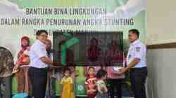 Tim TJSL KAI Daop 7 Madiun menyerahkan bantuan kepada warga untuk tekan angka stunting
