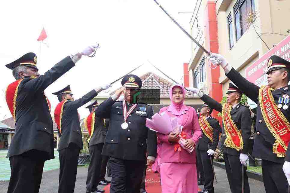 Polres Purworejo Gelar Tradisi Purna Tugas bagi 18 Personel dan PNS Upacara Pelepasan 18 Anggota Polres Purworejo dan PNS di Lingkup Polres Purworejo Purna Tugas