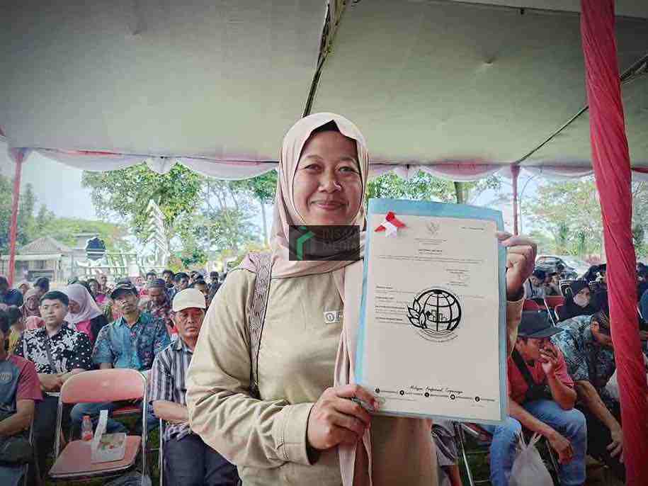 Warga Menerima Sertifikat PPTKPH