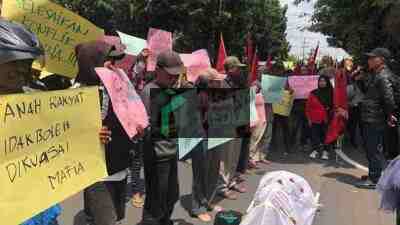 Warga Tergabung dalam AMPERA Menggelar Aksi Unjuk Rasa di Kantor Kejari Kota Blitar