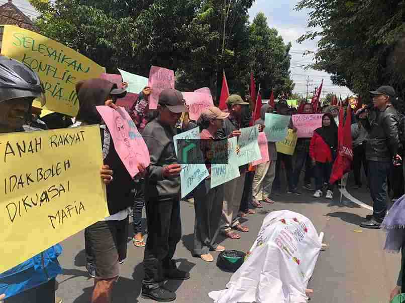 Warga Tergabung dalam AMPERA Menggelar Aksi Unjuk Rasa di Kantor Kejari Kota Blitar