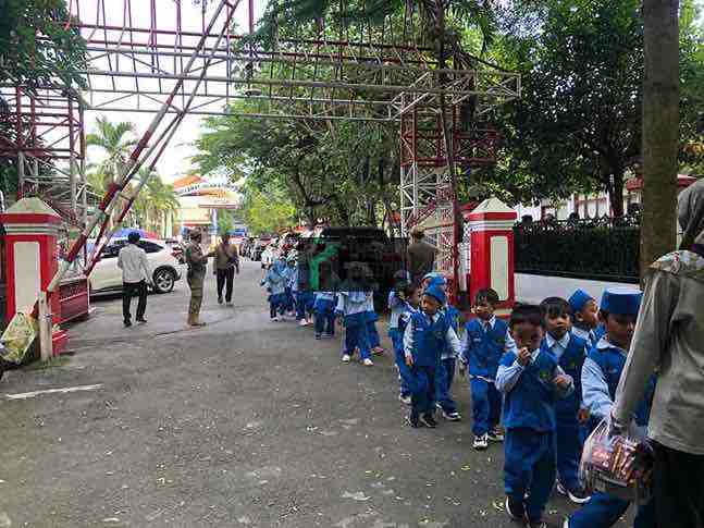 Wisatawan dari Anak anak TK Memadati Taman Kebon Rojo Kota Blitar