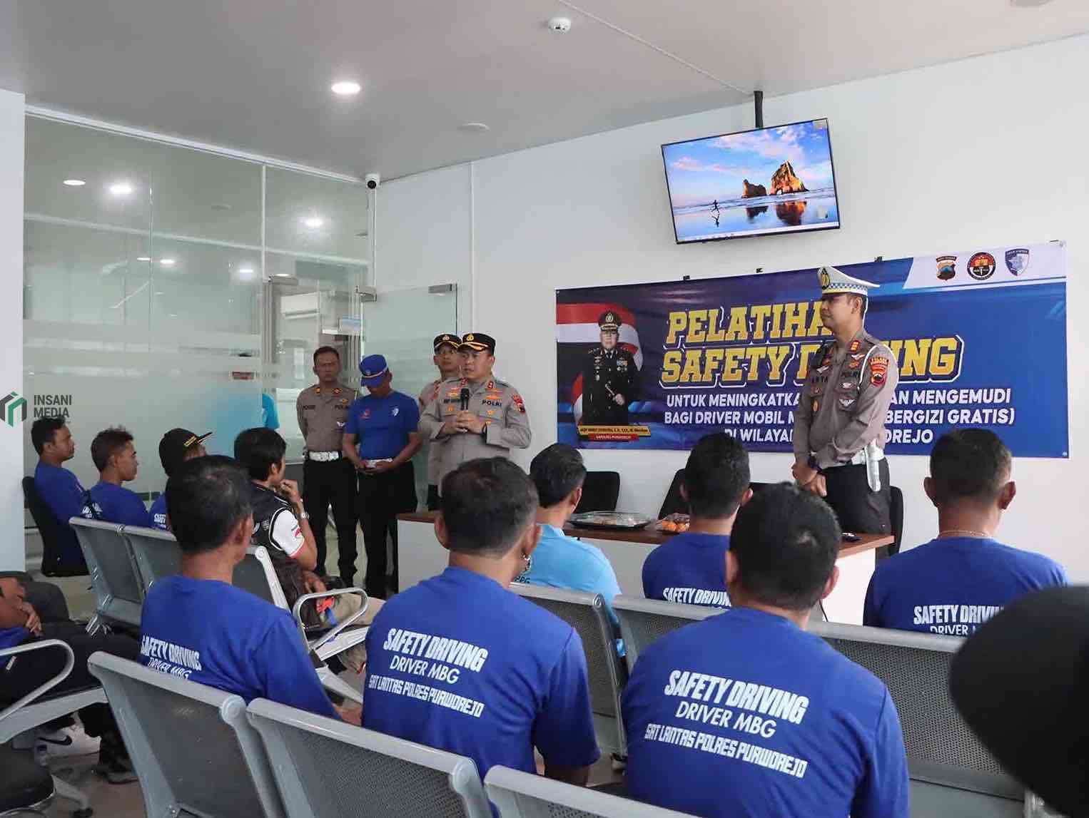 AKBP Windy Syafutra Kapolres Purworejo Memberikan Bimbingan pada Sopir MBG tentang Safety Driving