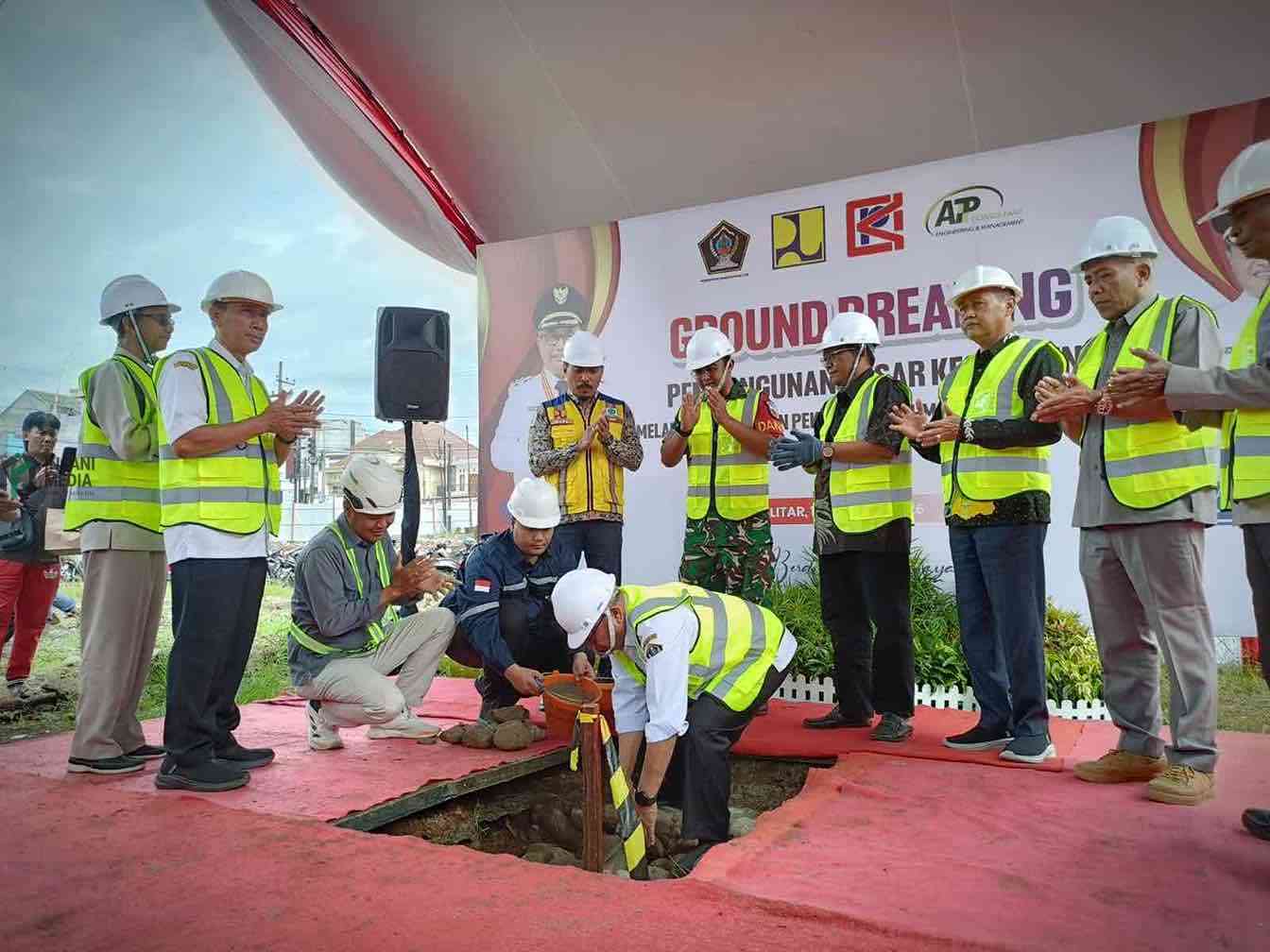 Bupati Blitar Drs H Rijanto MM Memulai Pembangunan Pasar Kesamben Ditandai dengan Peletakan Batu Pertama