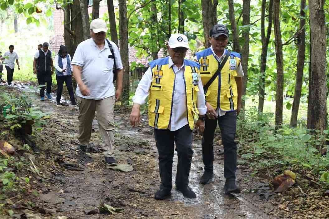 Bupati Blitar Rijanto Meninjau Lokasi Jalan di Blitar Selatan