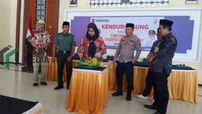 Camat Butuh Kabupaten Purworejo Dyah Sumanto Wulandriani Memotong Tumpeng saat Kenduri Agung Hari Jadi Purworejo ke 195 Tahun