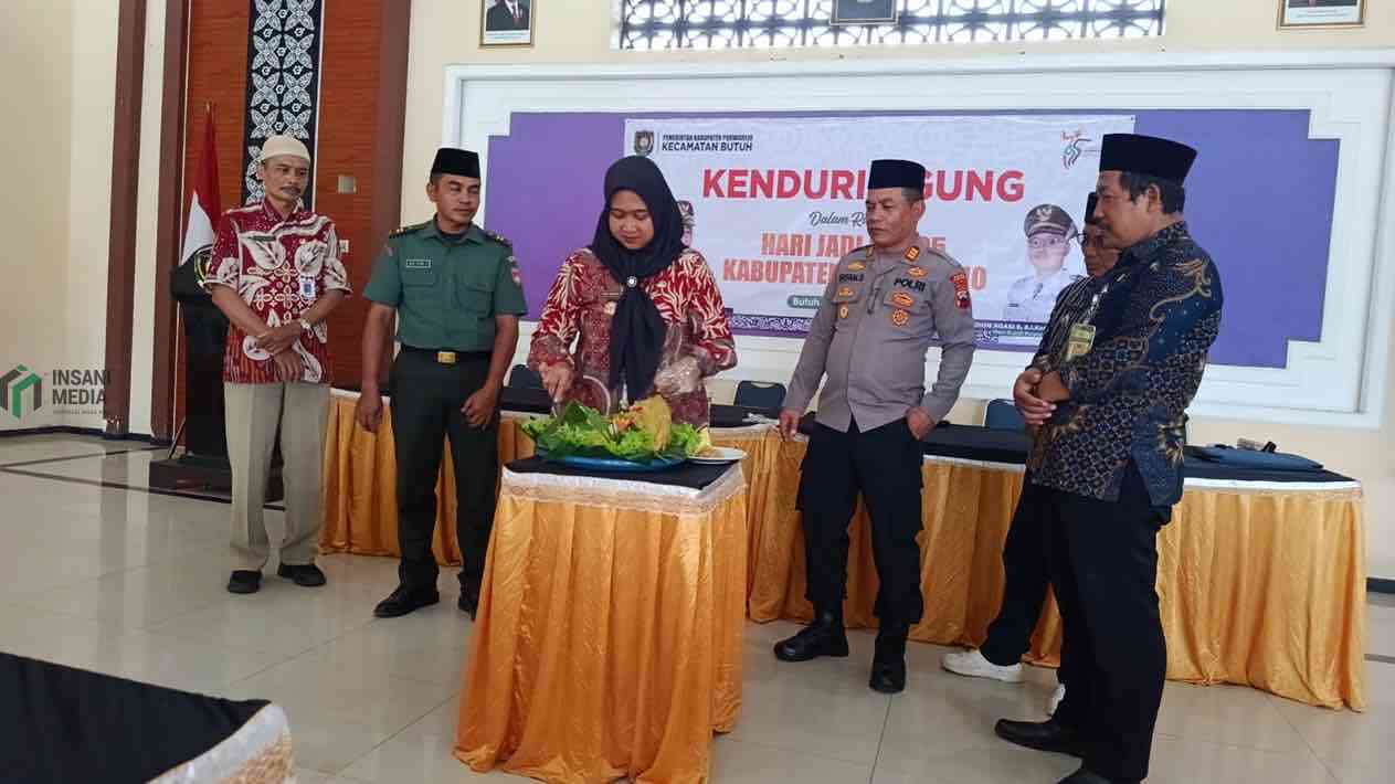 Peringati Hari Jadi Purworejo ke-196”6, Kecamatan Butuh Gelar Kenduri Agung Camat Butuh Kabupaten Purworejo Dyah Sumanto Wulandriani Memotong Tumpeng saat Kenduri Agung Hari Jadi Purworejo ke 195 Tahun
