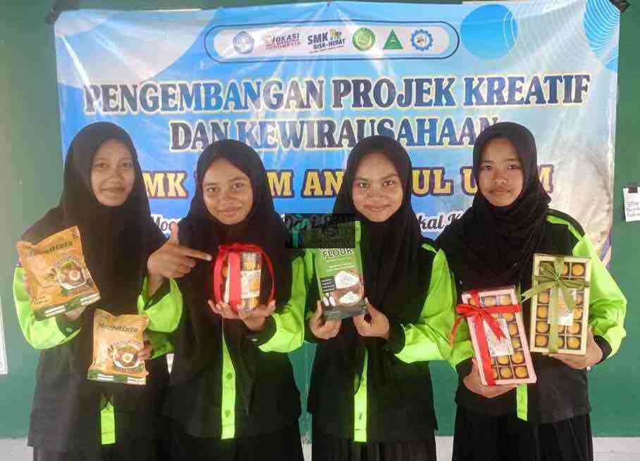 Mocabizta, Inovasi Mocaf Lokal dari Pelajar SMK Islam Anharul Kademangan Blitar Empat Siswa SMK Islam Anharul Ulum Kademangan Penemu Mocaf
