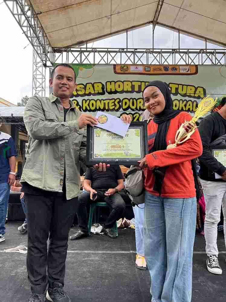 Jairi Irawan Anggota DPRD Provinsi Jawa Timur Memberikan Hadiah Pada Pemenang Lomba Festival Durian di Desa Sumberasri Kabupaten Blitar
