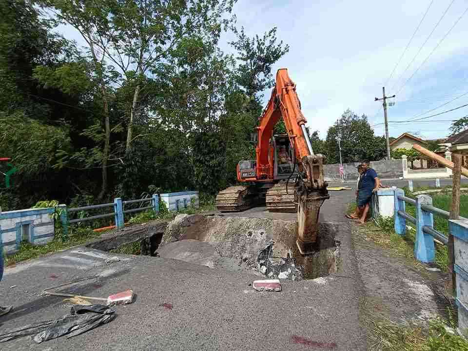 Jembatan Bangle Kanigoro Mulai Diperbaiki
