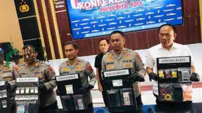Kapolres Blitar Kota AKBP Kalfaris Triwijaya Lalo Saat Menunjukkan Barang Bukti Narkoba