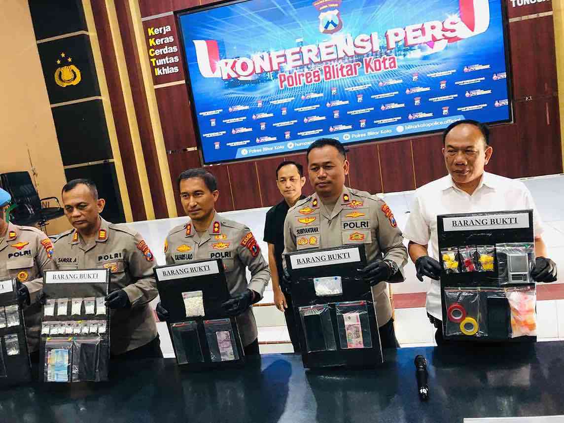 Kapolres Blitar Kota AKBP Kalfaris Triwijaya Lalo Saat Menunjukkan Barang Bukti Narkoba